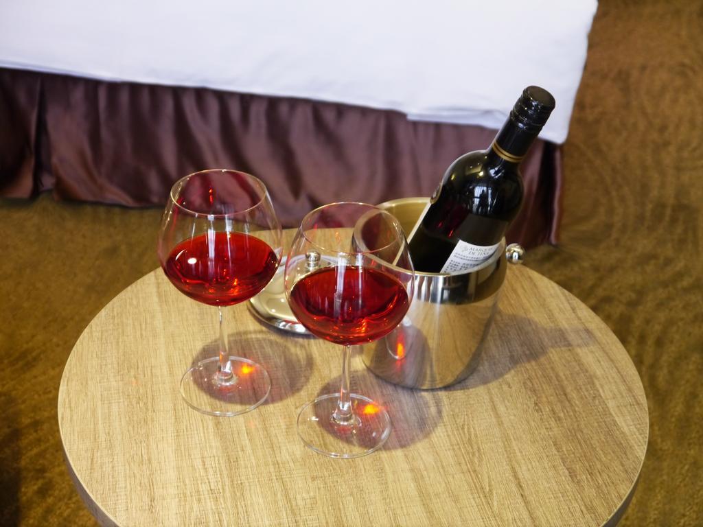 Look Royal Resort Chiayi Eksteriør bilde A bottle of wine in a wine bucket