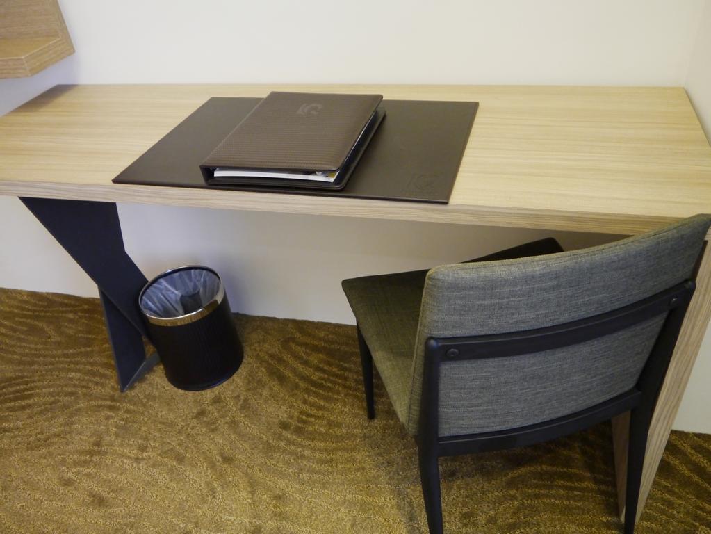 Look Royal Resort Chiayi Eksteriør bilde A desk with a pen holder