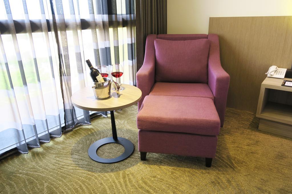 Look Royal Resort Chiayi Eksteriør bilde A chair with a footrest